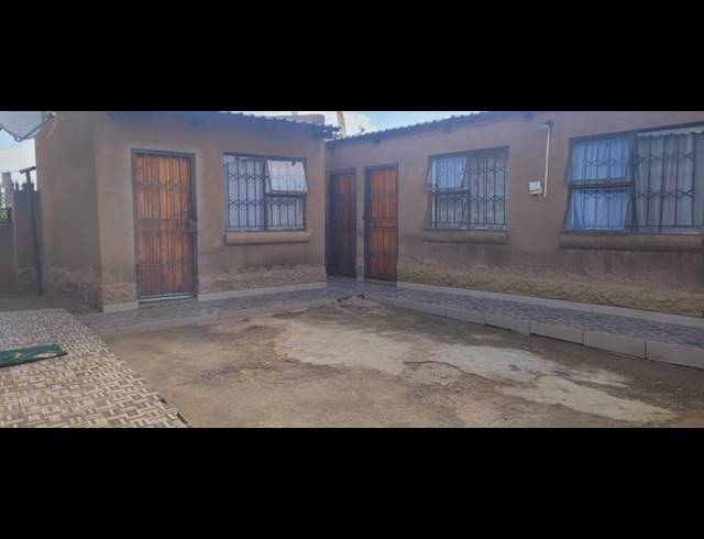 11 BEDROOM HOUSE FOR SALE IN TSAKANE